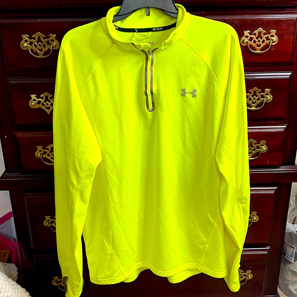 Under Armour cold gear, reflective running top size extra large fitted